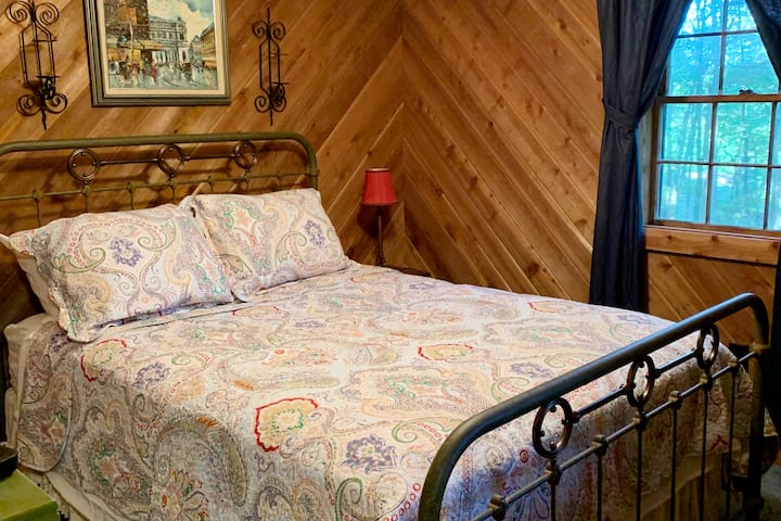 Táto spálňa spí pre dve osoby s jednou manželskou posteľou a nachádza sa na prvom poschodí. Zahŕňa inteligentnú televíziu a stôl na prácu na diaľku alebo štúdium. Má diaľkovo ovládanú klimatizačnú jednotku.