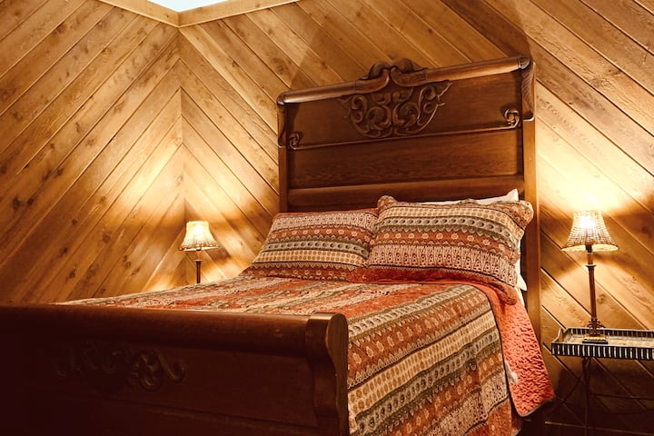 Táto izba má 2 lôžka s veľkou posteľou. Má inteligentnú televíziu, stropný ventilátor a prenosný ohrievač priestoru.