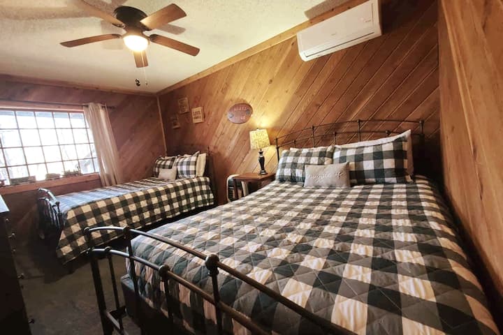 Táto izba má 4 lôžka s dvoma manželskými posteľami, inteligentnou televíziou, stropným ventilátorom, plynovým ohrievačom priestoru a diaľkovo ovládanou klimatizačnou jednotkou. Nachádza sa na prvej úrovni.