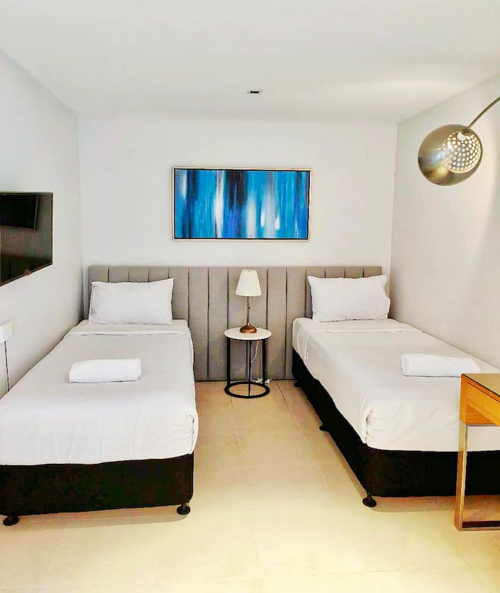 3er dormitorio. Dos camas individuales que también se pueden combinar en una cama súper tamaño king (por favor, infórmanos con antelación si es necesario).