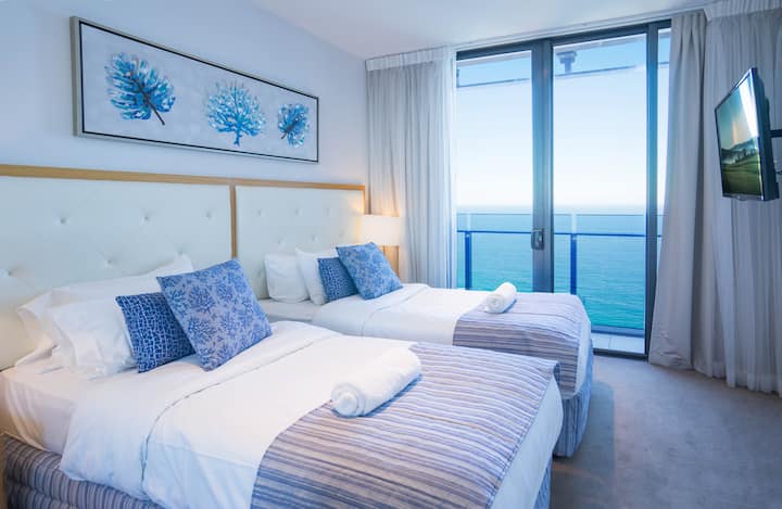 Segundo dormitorio. Maravillosa vista al mar, soleado, limpio y espacioso, ropa de cama cómoda. Dos camas individuales que también se pueden combinar en una cama súper tamaño king (por favor, infórmanos con antelación si es necesario).