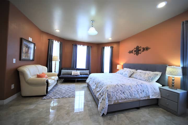 غرفة النوم رقم1 - سرير كينج، وأريكة نوم كاملة، ومقعد للحب، وقلم سفر للأطفال. إنه جناح مع حمام كامل. 