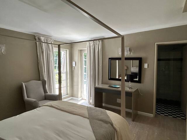 Exquisite spacious garden cottage gallery image 2