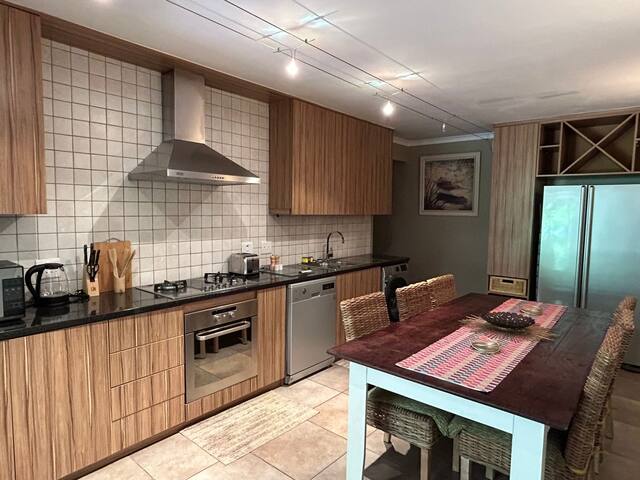 Exquisite spacious garden cottage gallery image 4