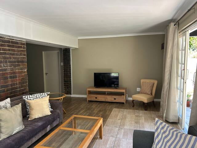 Exquisite spacious garden cottage gallery image 3