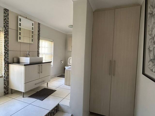 Exquisite spacious garden cottage gallery image 5