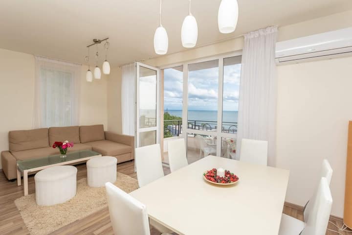 Spacious apartment with seaview