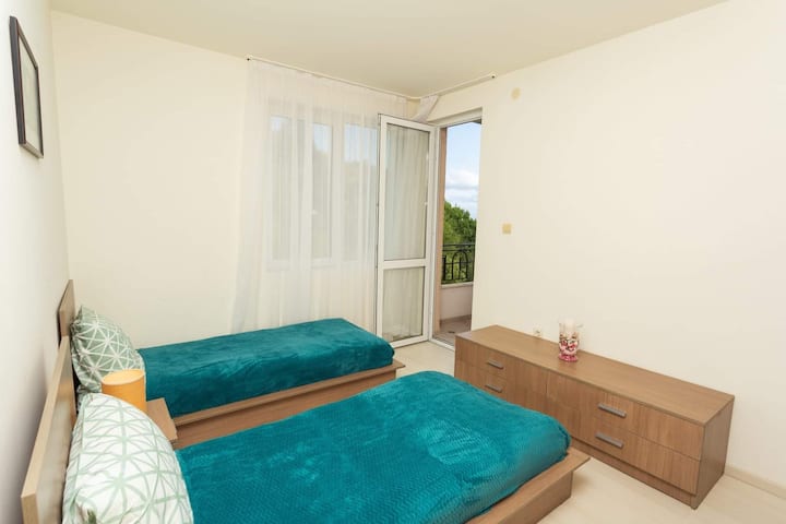 Një dhomë me dy kunja teke, një tarracë private dhe një pamje e bukur nga deti.