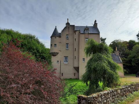 West Wing of Fairy-Tale Lickleyhead Castle