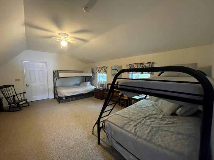 Spálňa na najvyššom poschodí
Dve jednolôžka s dvoma manželskými posteľami(poschodové postele)