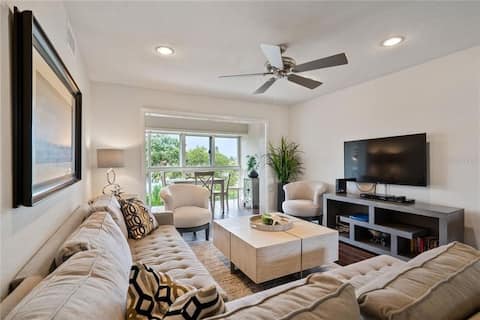 Popular Airbnb listing: Siesta Key #1 Beach, pickle ball & tennis paradise in Siesta Key