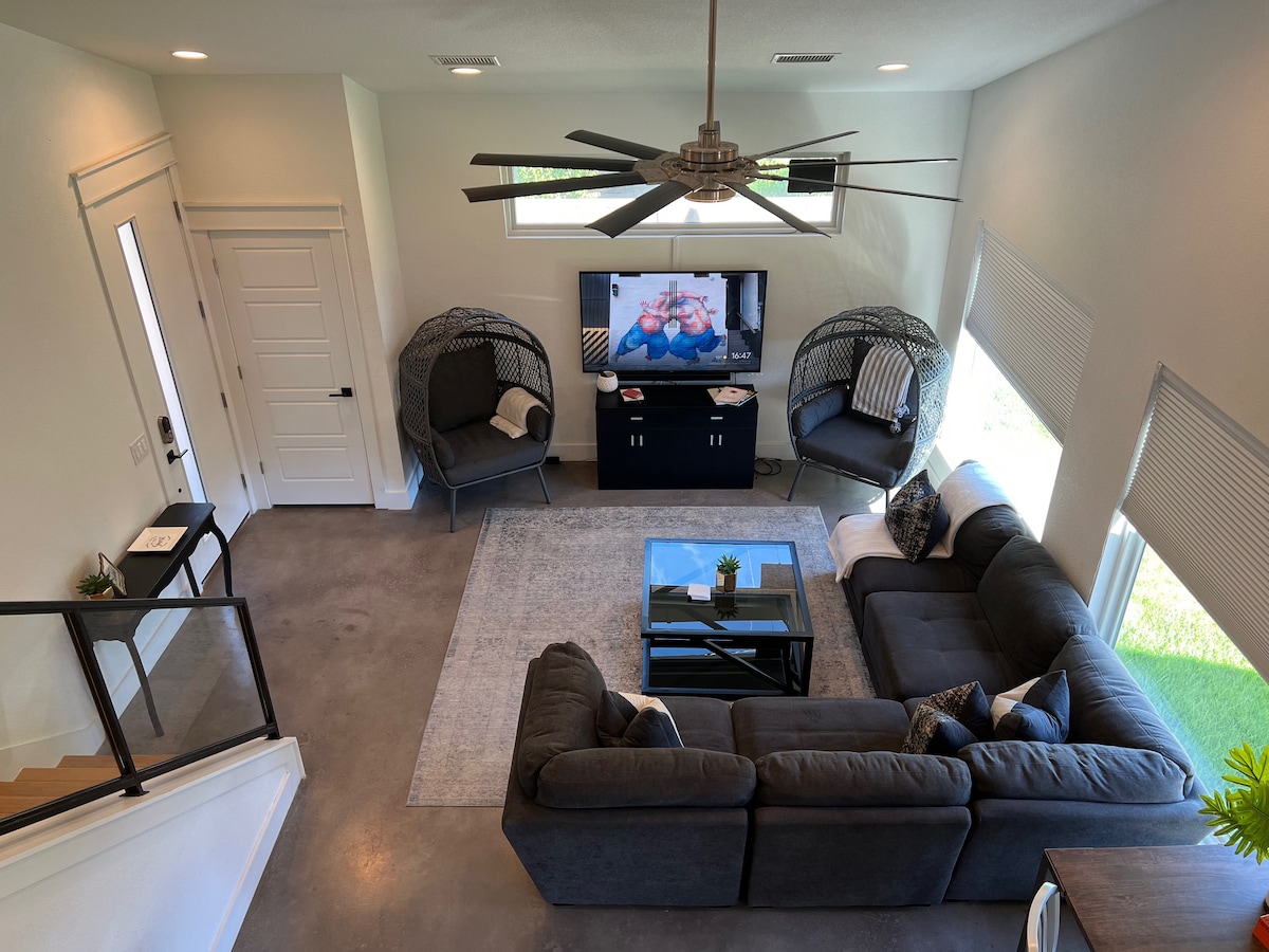 KING beds, Work Office, Sauna, Massage Chair &more