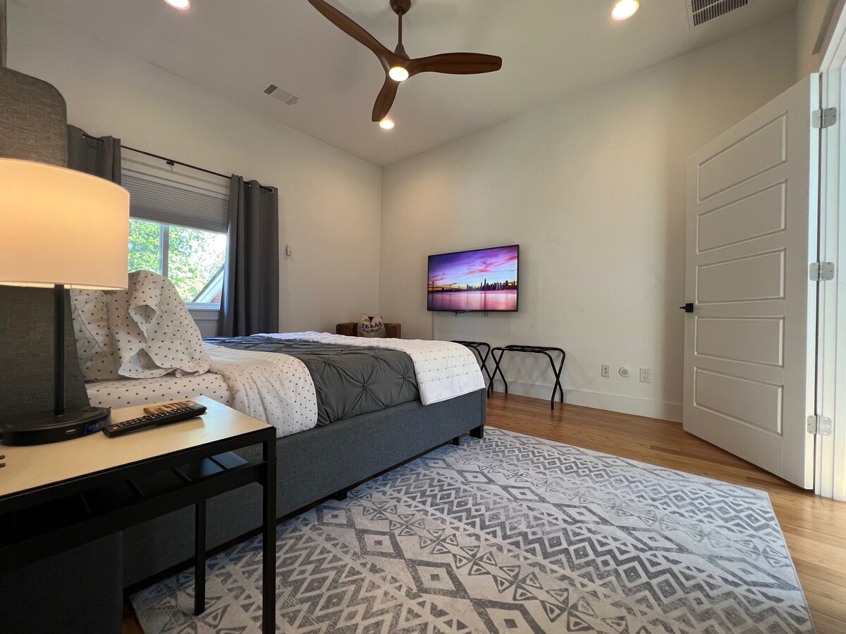 KING beds, Work Office, Sauna, Massage Chair &more