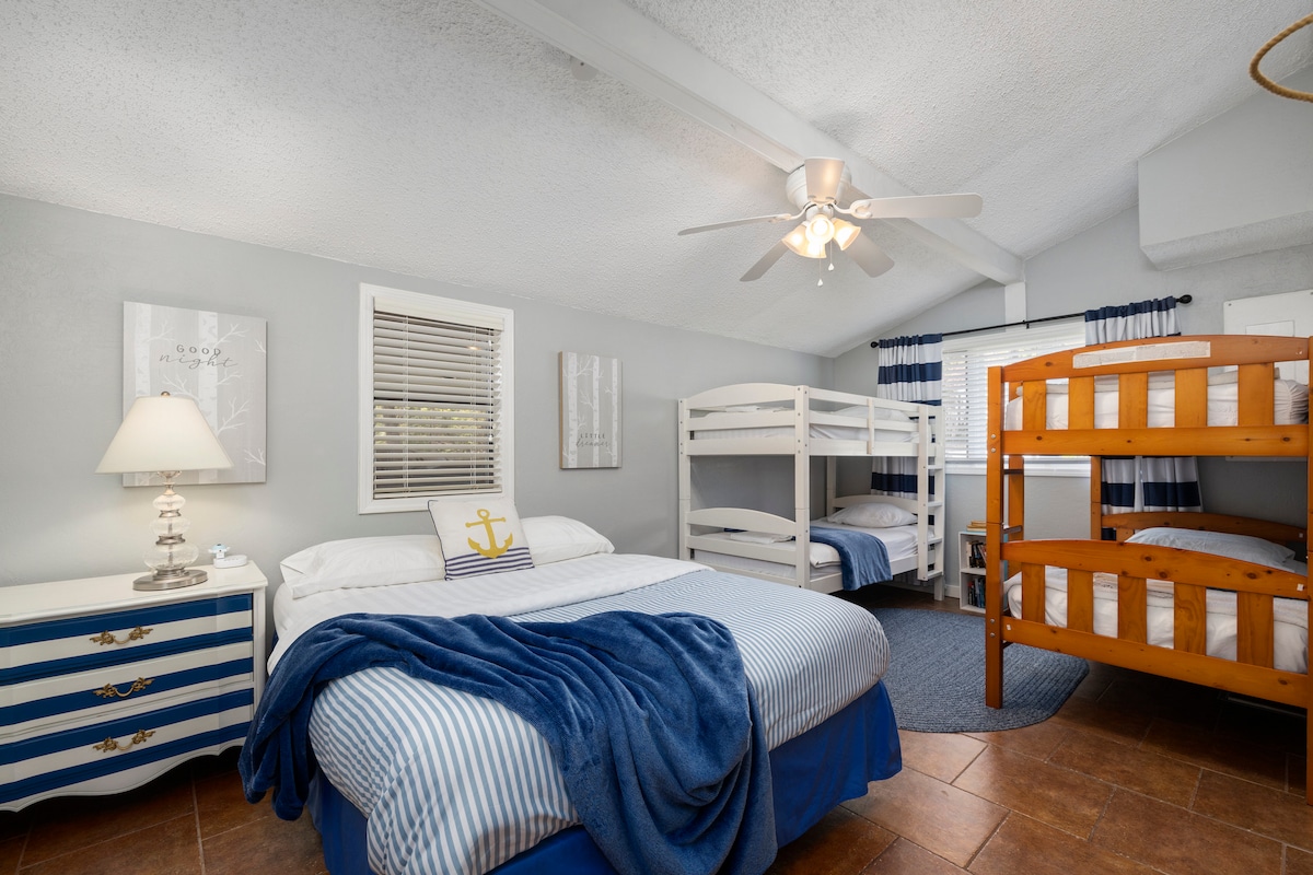 中间卧室。2个双层床（单人床）和标准双人床。可供6人入住。