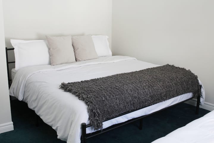 Bedroom 3, with King + single bed