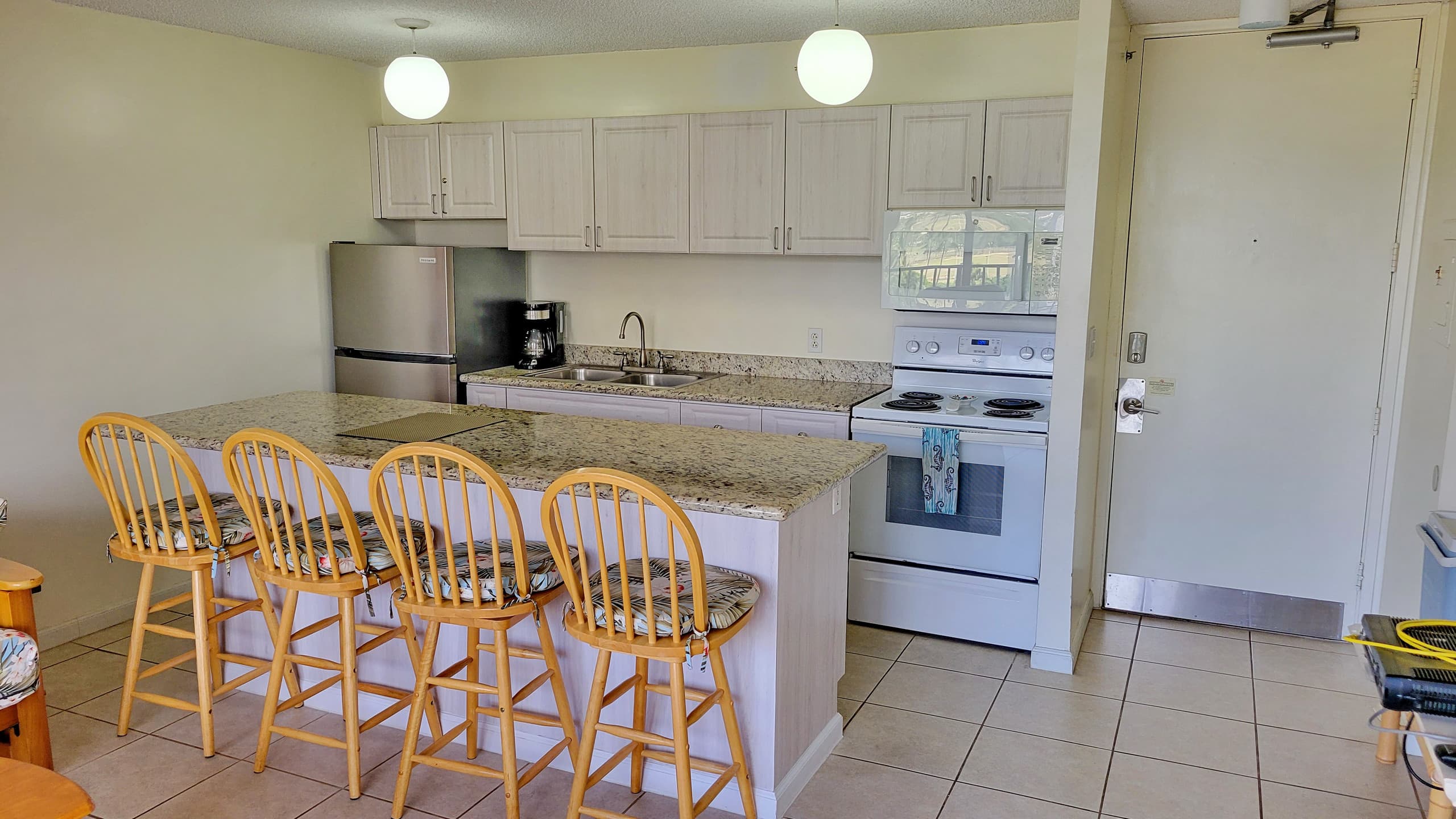 Waikiki 1 BR apartment, only a block to the Beach - Image 3