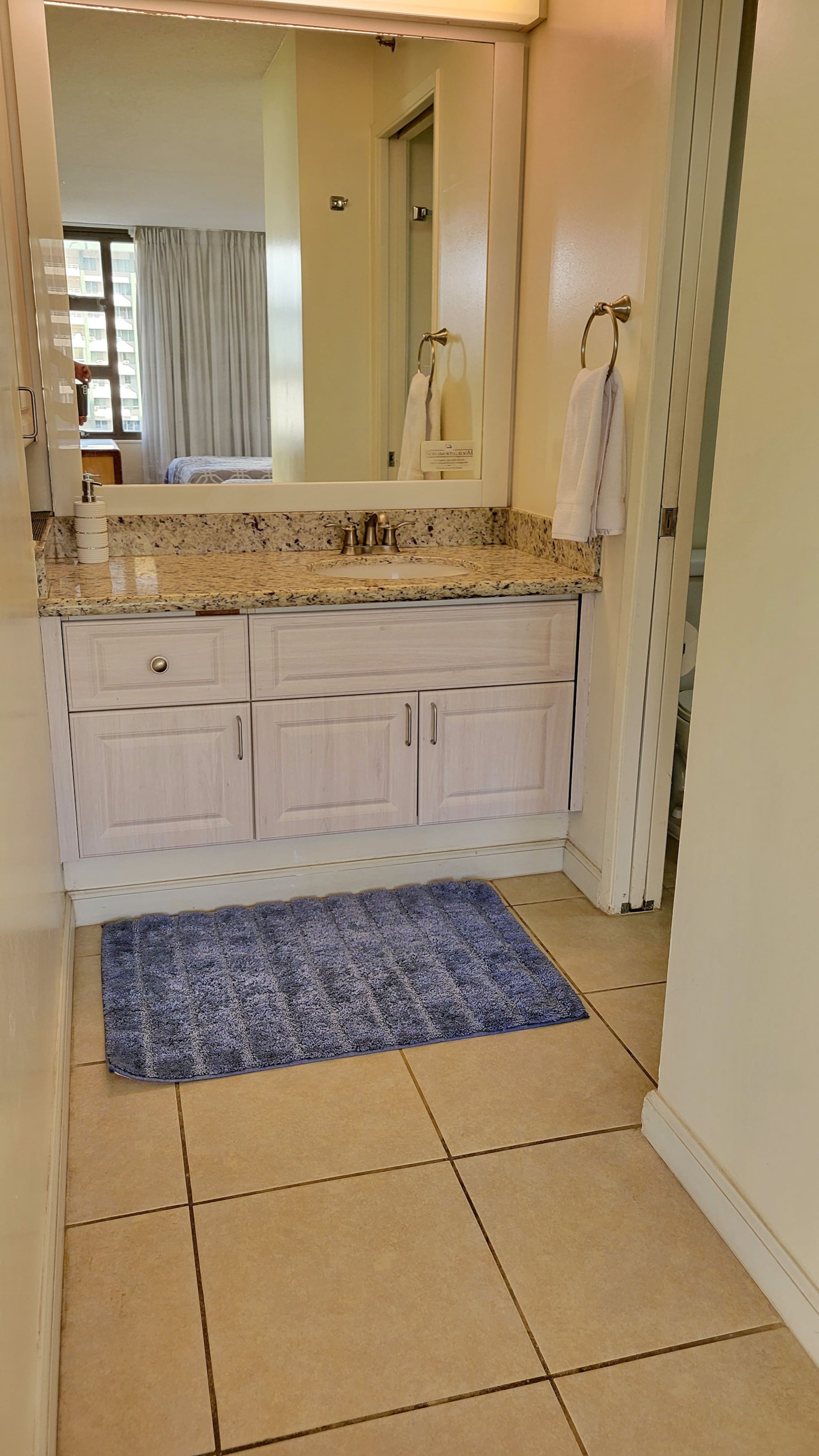 Waikiki 1 BR apartment, only a block to the Beach - Image 5