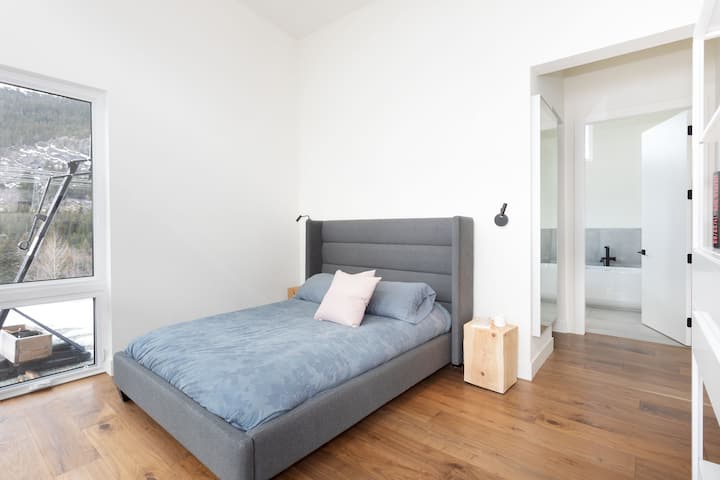 Master Bedroom with Queen Bed