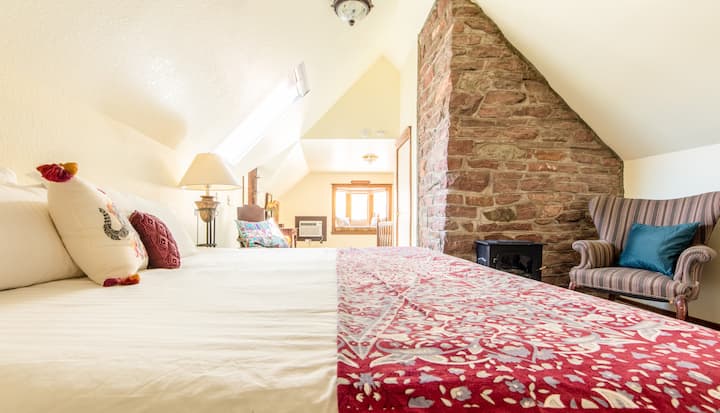 The Onaledge Suite features two king bedrooms rooms and a bathroom on the third floor. Best view in the house of the terrraces known as The Manitou InnClimb.
This Suite Sleep 4 total. both Kings can be split into twins.