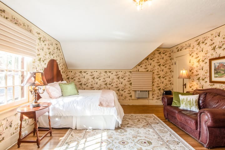 The Craftwood Room's king bed, comfortable couch, and ample sun that floods in throughout the morning and early afternoon.
Sleep 2