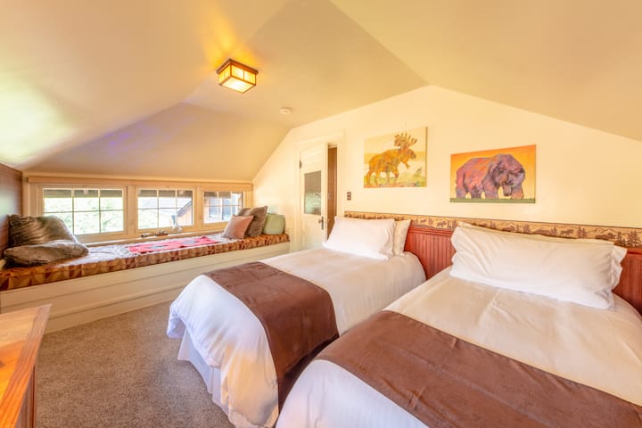 Fireplace Suite's second room with two singles and a third, platform style reading and resting area.
This Room can sleep 3 using the large window seat as a 3rd Twin. This room can be made into a King Bed as well.
