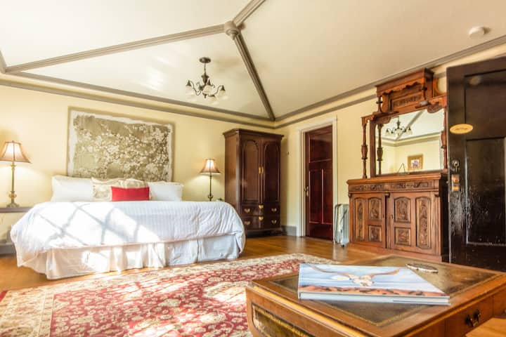 View of the beautiful Red Crags suite on the first floor from the comfy leather couch. Private door leads to a full bathroom which you can also access from the adjacent hallway. This Room Sleeps 2