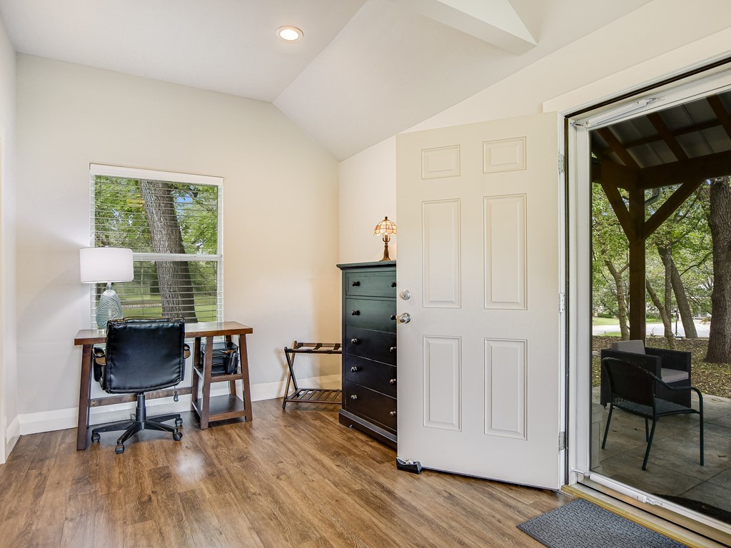 Cottage near Lake Austin with dock privileges