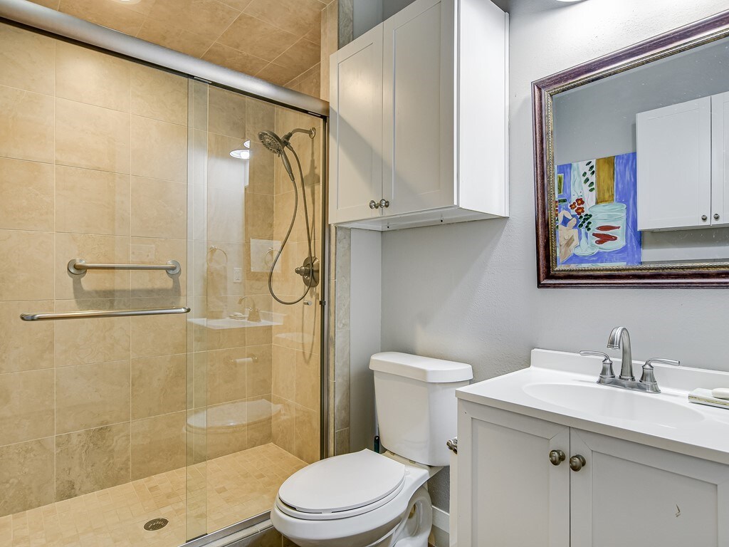 Cottage near Lake Austin with dock privileges