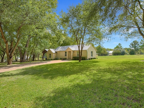 Top Airbnb: Cottage near Lake Austin with dock privileges in Davenport Lake Austin