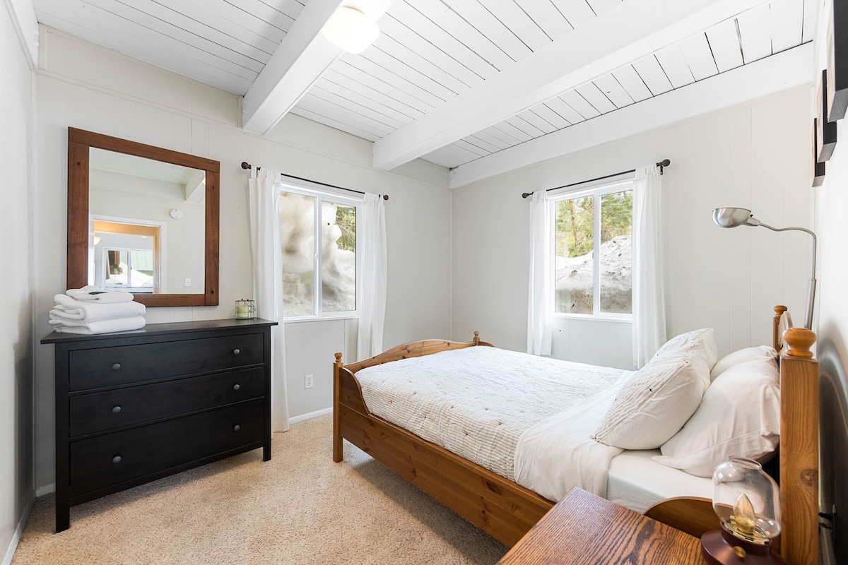 楼下卧室配备标准双人床