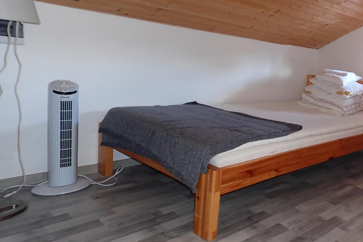 Posteľ  v samostatnej izbe 120 x 200 cm.