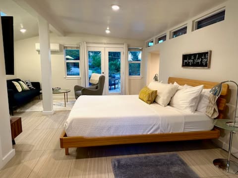 Private Cottage · Mid-Century Modern · Garden