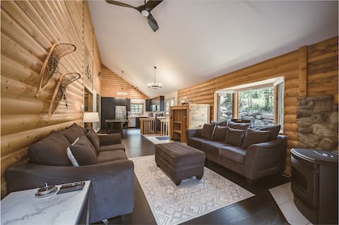 Top Airbnb: Cozy Cabin! Private Hot Tub, 5 min to Gondola! in Breckenridge / Summit County