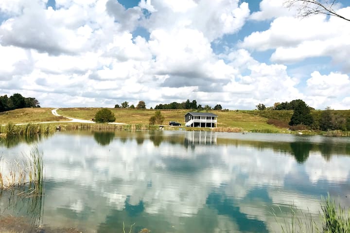 23 Acre Lake Cumberland: Boats & Fishing Oasis