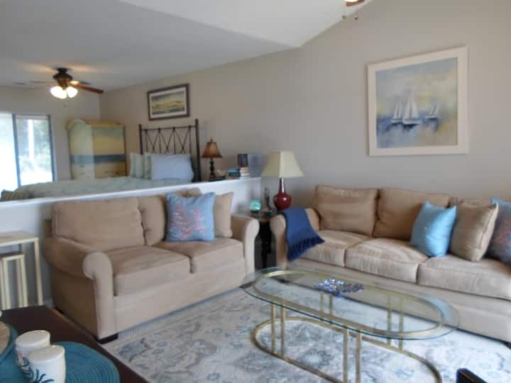 客厅配备双人沙发和全套沙发