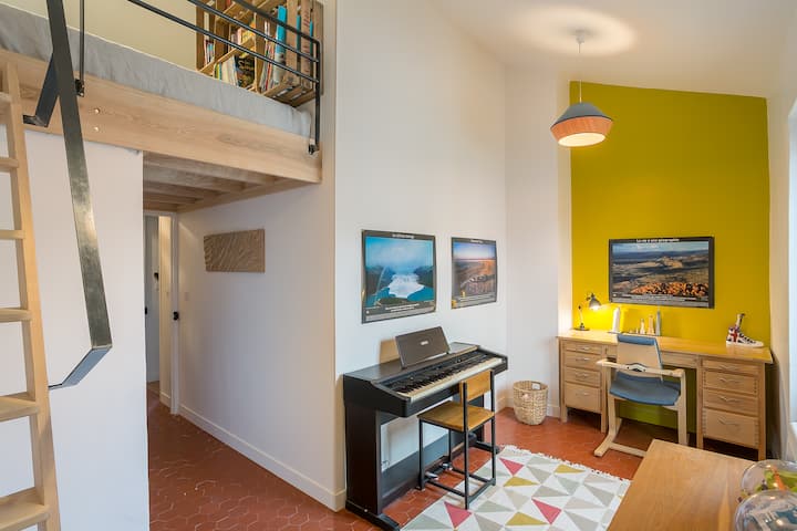 Habitación 2, escritorio (el piano ya no está aquí)