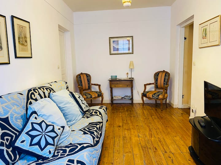 Sala de estar muy clara:  Sofá BZ 160X200

 Trabajadora para su computadora. Wifi. Numerosos enchufes. 