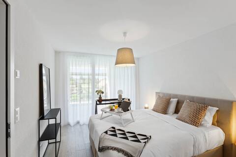 Spacious 50m2 1BR near EHL w. Parking & Balcony