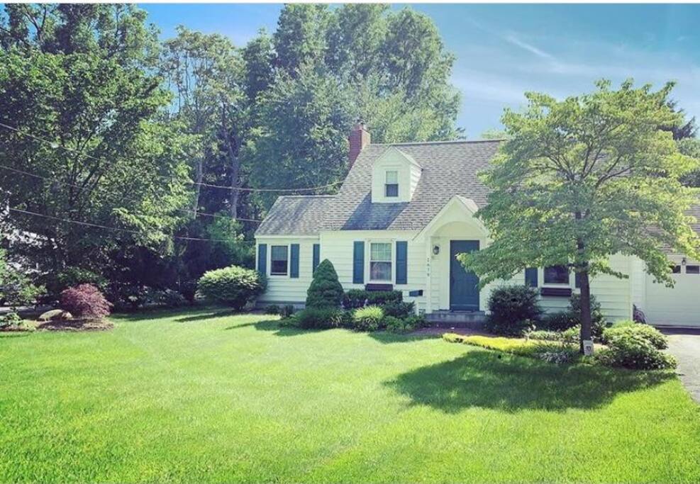 3bdrm Cozy Cape w/ Fireplace & close to Cap Dist.