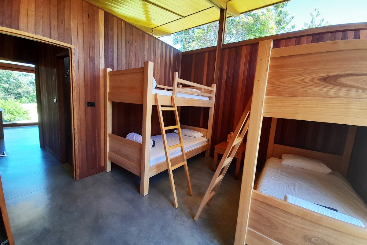 חדר שינה עם סירות. מקום ל -4 + מיטה נפתחת במידת הצורך.