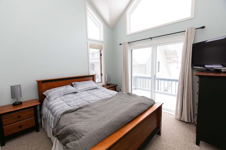 Მთავარი საძინებელი, შესანიშნავი ხედი ფერდობებზე, Amazon Fire Stick ტელევიზორში, დიდი კარადა და ჭერის ვენტილატორი