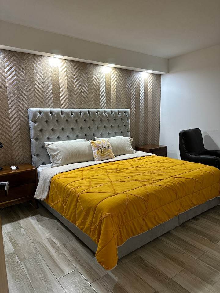 กล้องหลักเตียงขนาดคิงไซส์เก้าอี้นวมโต๊ะที่แขวนเสื้อผ้าชั้นวางกระเป๋าทีวีและเครื่องปรับอากาศ!!