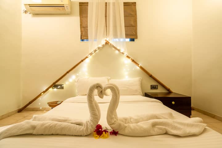 Chumba cha 4 kilicho na bafu
Inafaa kwa ukaaji wa mara mbili tu 
Ghorofa ya chini 