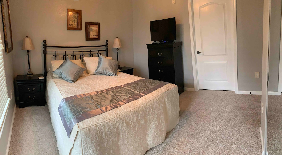 סוויטת קווין עם אמבטיה פרטית.