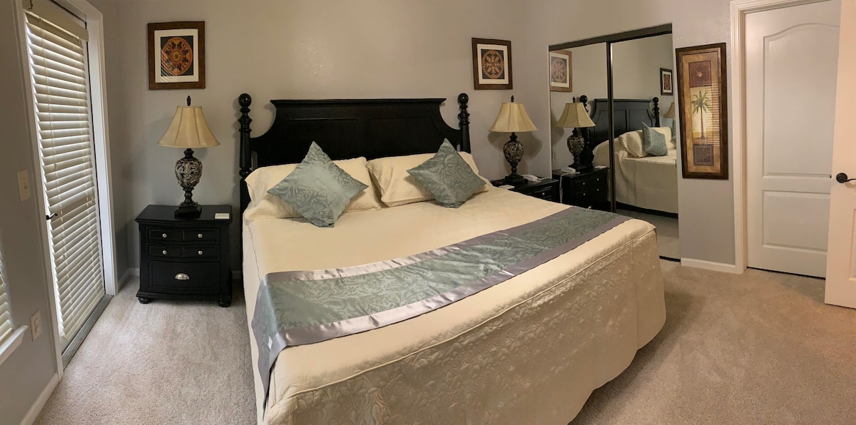 סוויטת קינג סייז עם אמבטיה פרטית וגישה פרטית למרפסת המשקיפה על הבריכה