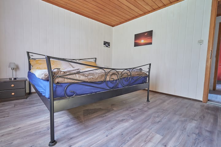 1号卧室配有180x200厘米双人床
衣橱