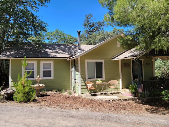 Cute & Cozy Julian Mt. Cabin All Season Getaway Cabins for Rent in