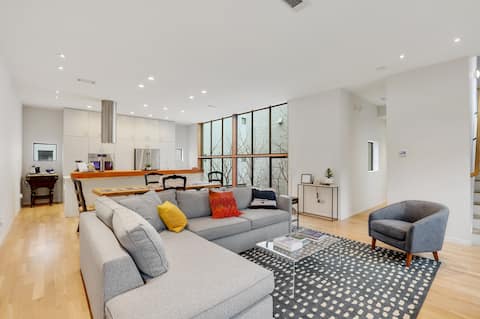 Top performing Airbnb: SMU Vibrant Urban Retreat-Center of Dallas +L2 EV in Turtle Creek