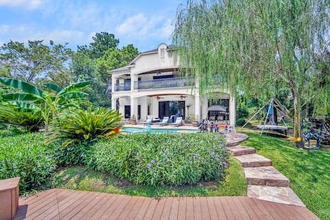 Lux Lake Woodlands Retreat! Pool, Jacuzzi, Cinema