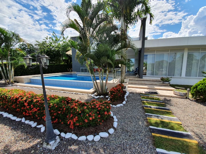 SPECTACULAR COUNTRY HOUSE IN CUMARAL META.